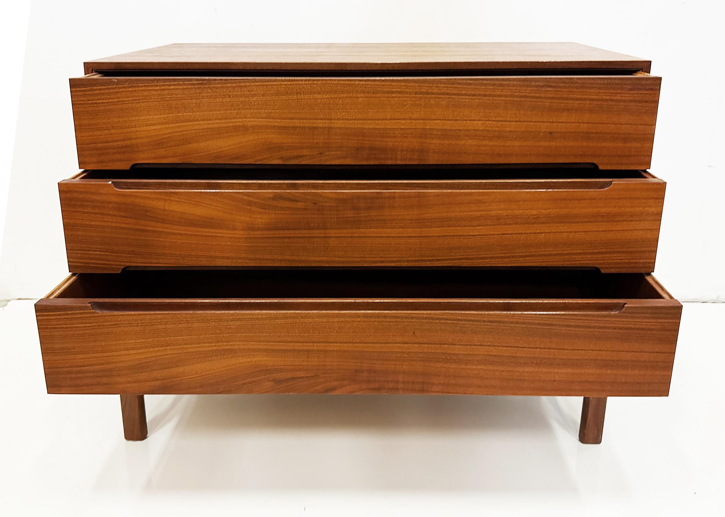 Nils Jonsson Vintage Danish Modern Teak Schrank, Palisander Enden (20. Jahrhundert) im Angebot