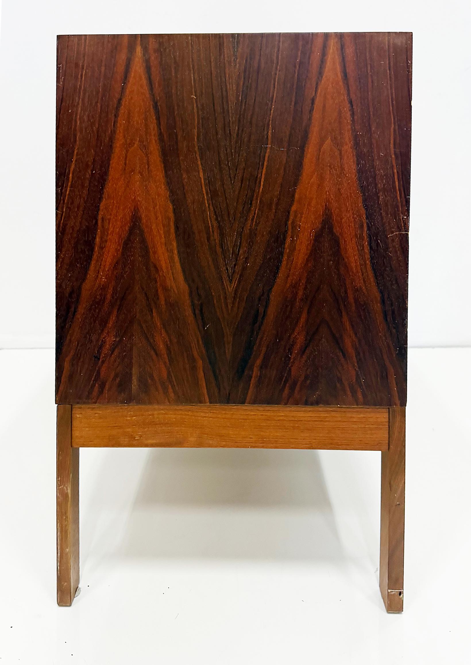 Nils Jonsson Vintage Danish Modern Teak Schrank, Palisander Enden im Angebot 1