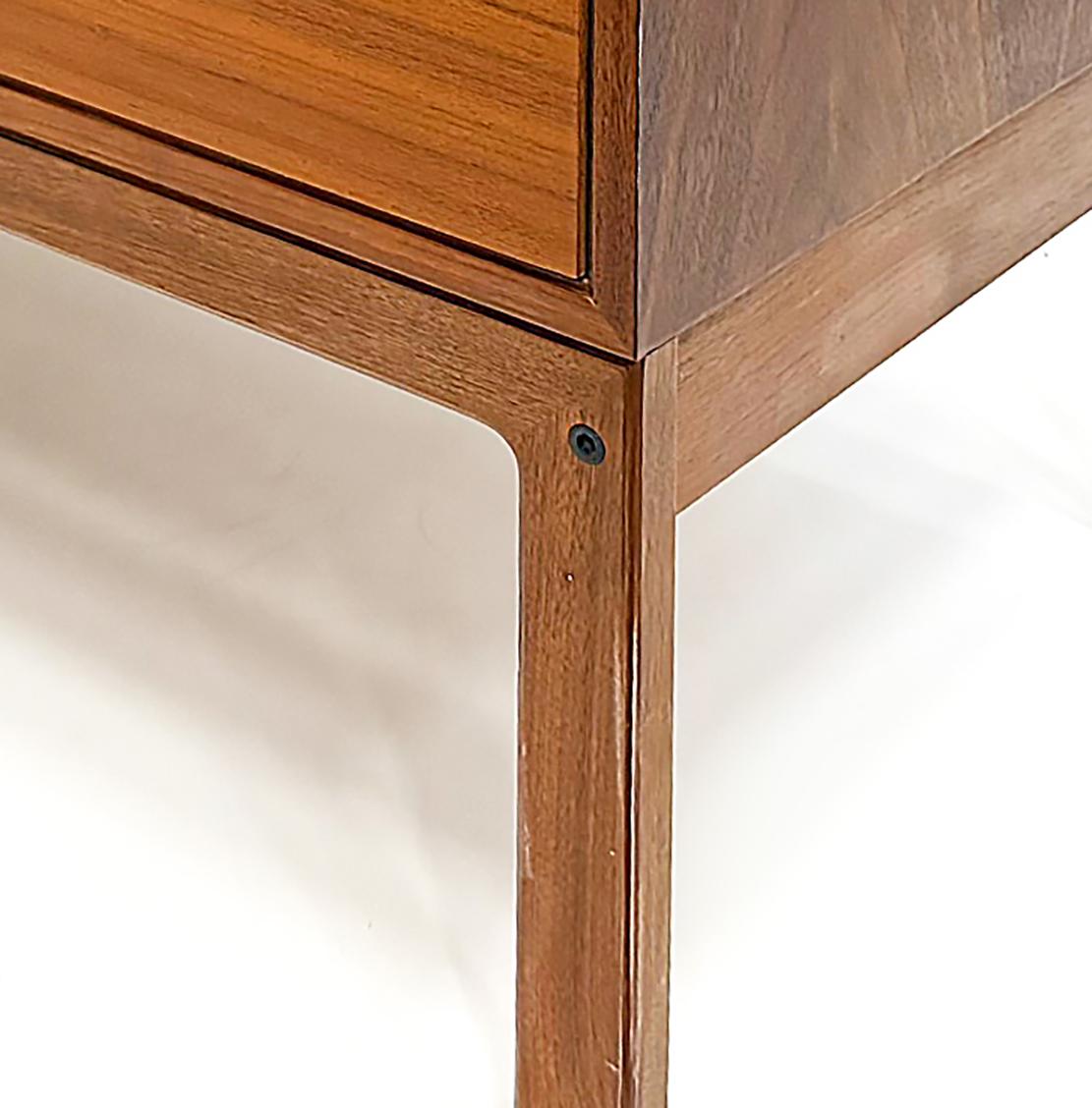 Nils Jonsson Vintage Danish Modern Teak Schrank, Palisander Enden im Angebot 2