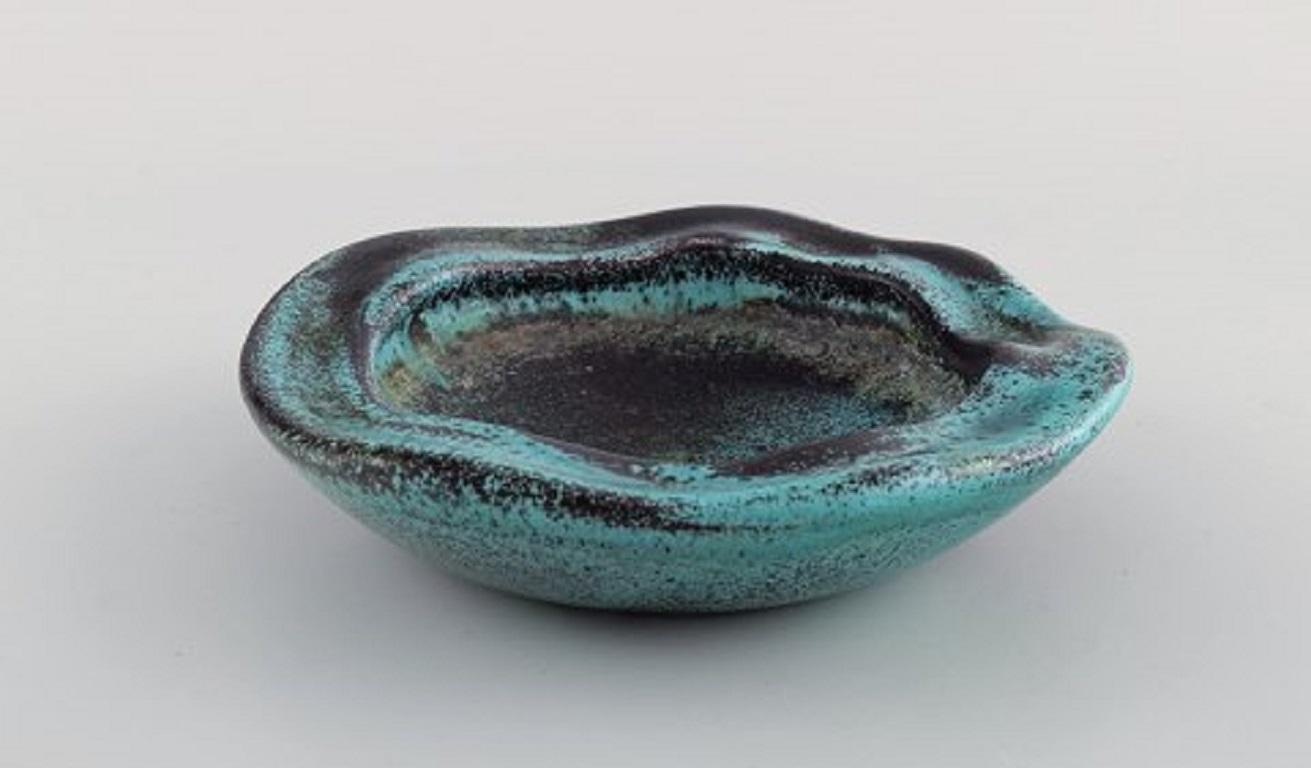 Nils Kähler (1906-1979) for Kähler. Bowl in glazed ceramics. Beautiful glaze in turquoise and dark shades, 1960s.
Measures: 16.5 x 4.5 cm.
Stamped.
In excellent condition.