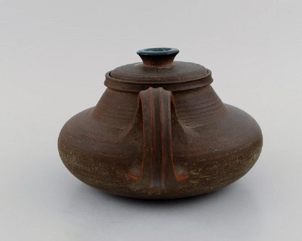 Smaltato Nils Kähler per Kähler, Teiera in ceramica con pomello del coperchio smaltato blu in vendita