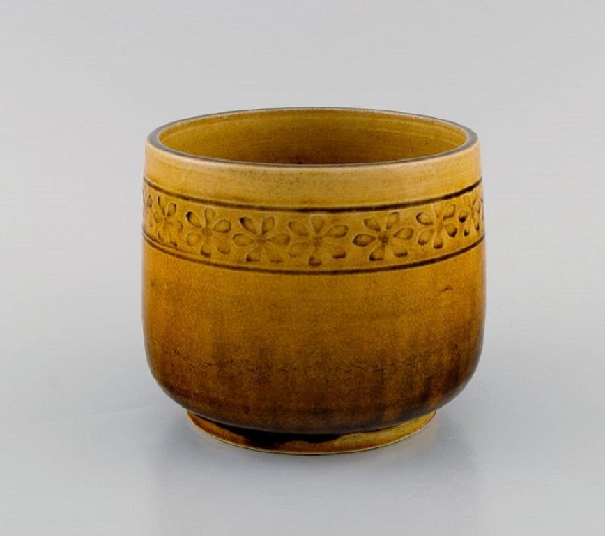 Nils Kähler (1906-1979) for Kähler. 
Flowerpot in glazed stoneware. Beautiful glaze in mustard yellow shades. 
1960s.
Measures: 14 x 11.5 cm.
In excellent condition.
Signed.