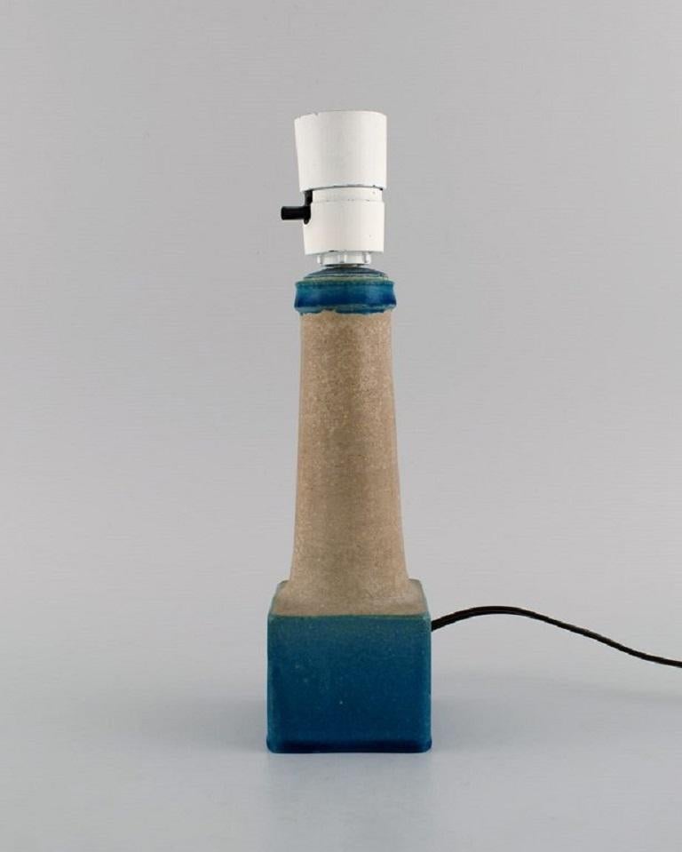 Nils Kähler (1906-1979) pour Kähler. Lampe de table en grès émaillé. 
Belle glaçure dans les tons de bleu. 1960s.
Mesures : 27,5 x 7 cm.
En parfait état.
Signé.
