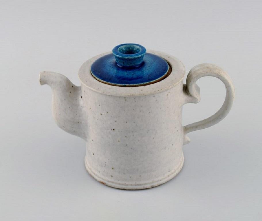 Nils Kähler (1906-1979) for Kähler. Teapot in glazed ceramics. 1960s.
Measures: 19 x 13 cm.
Signed.
In excellent condition.