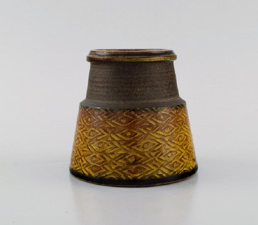 Nils Kähler (1906-1979) for Kähler. Vase in glazed stoneware.
Beautiful glaze in mustard yellow shades. 1960s.
Measures: 10.5 x 10 cm.
In excellent condition.
Signed.
