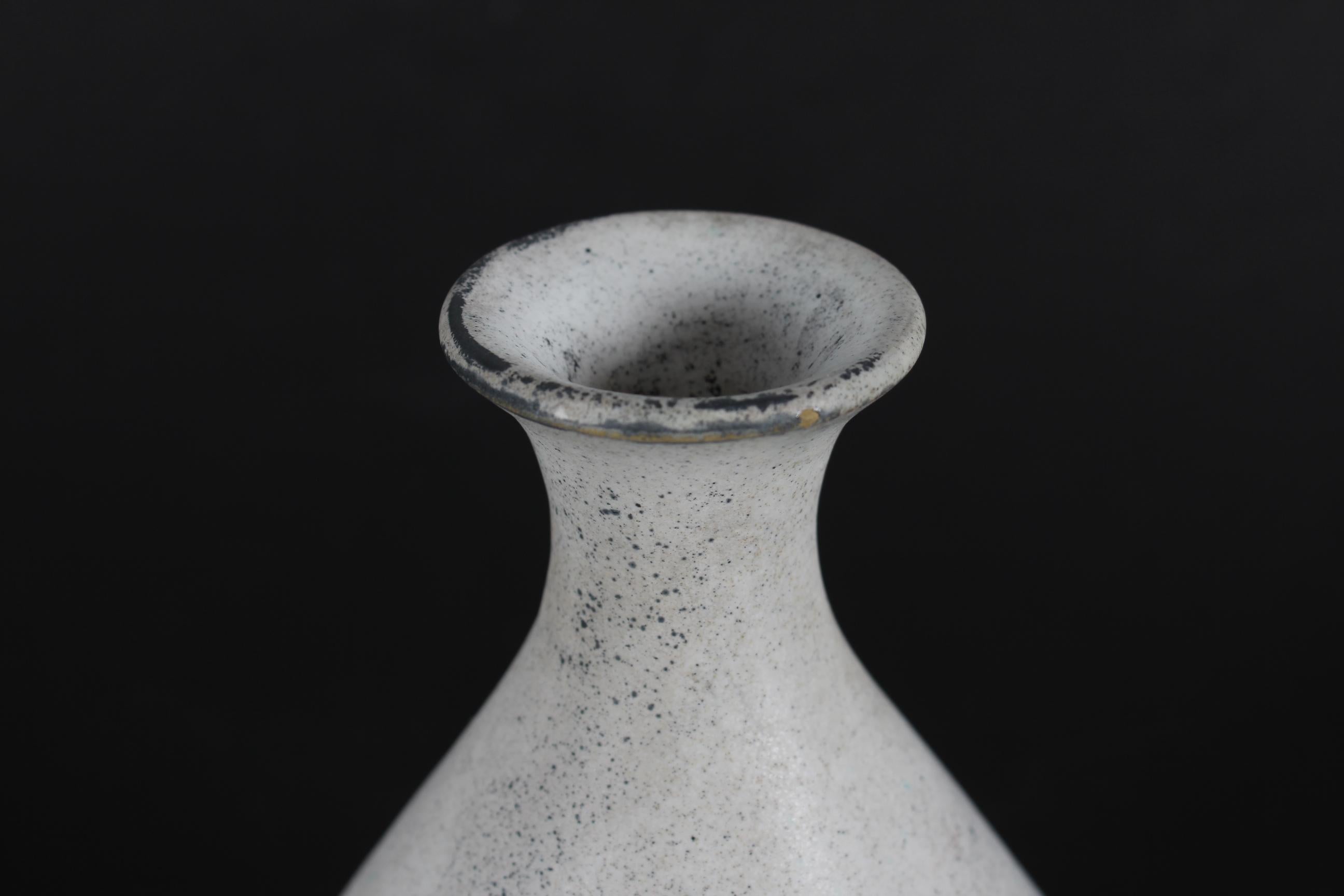 Scandinavo moderno Vaso a forma di balaustro di Nils Kähler con smalto grigio cenere opaco, HAK, Danimarca, anni '40 in vendita