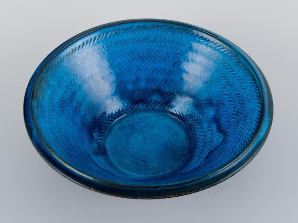 Scandinavian Modern Nils Kähler for Kähler, Ceramic bowl with glaze in blue tones. 1960/70s. For Sale