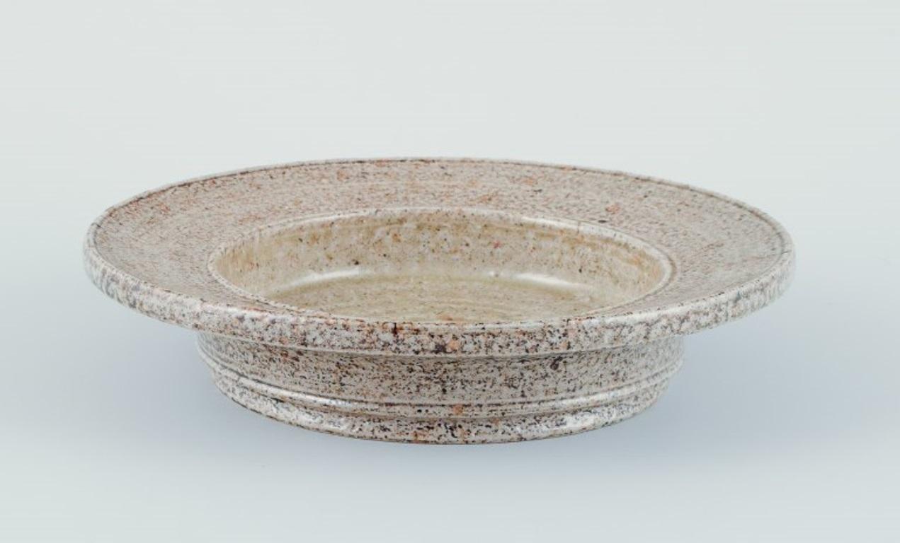 Nils Kähler für Kähler. Keramische Schale mit sandfarbener Glasur.
Ungefähr 1970.
Markiert.
In perfektem Zustand.
Abmessungen: Durchmesser 22,7 cm x Höhe 4,5 cm.
