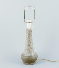 Nils Kähler per Kähler. Lampada da tavolo in ceramica. Smalto nei toni della terra. 1970s