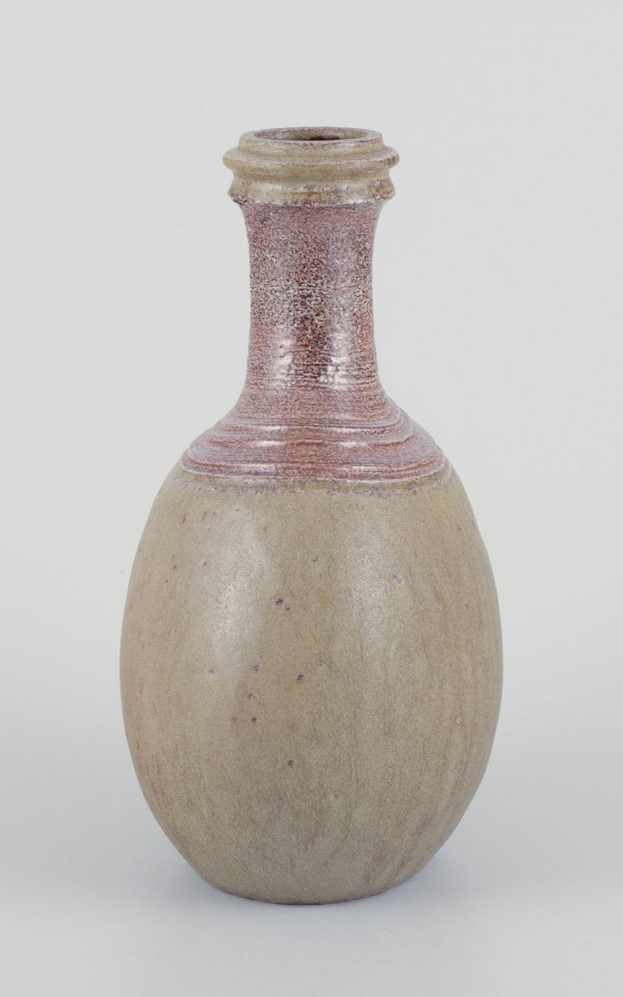 Les produits d'occasion sont exonérés de droits d'importation pour les clients américains. 
Par conséquent, aucun droit d'importation ne s'appliquera à votre achat.

Nils Kähler (1906-1979) pour Kähler.
Vase en céramique d'une forme rare.
Glaçage