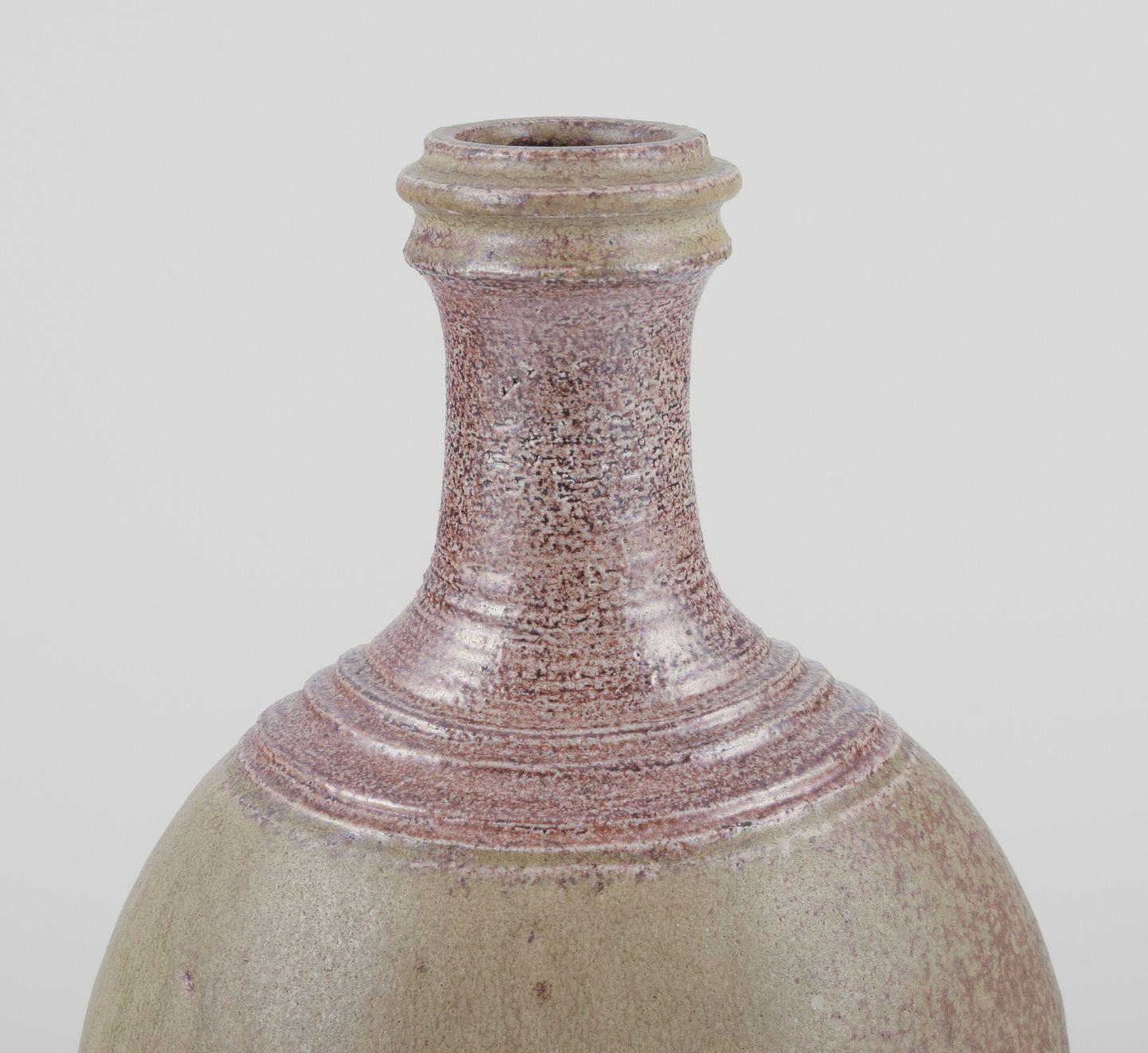 Danois Nils Kähler pour Kähler. Vase en céramique à glaçure vert olive. Ca. 1970 en vente