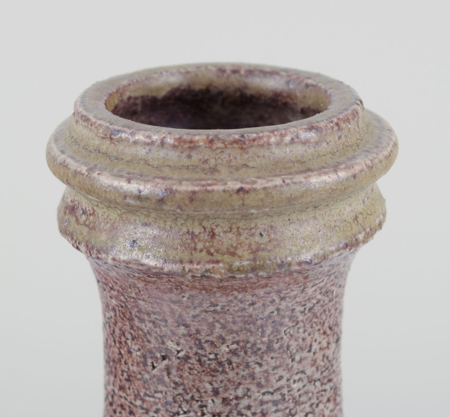 Vernissé Nils Kähler pour Kähler. Vase en céramique à glaçure vert olive. Ca. 1970 en vente