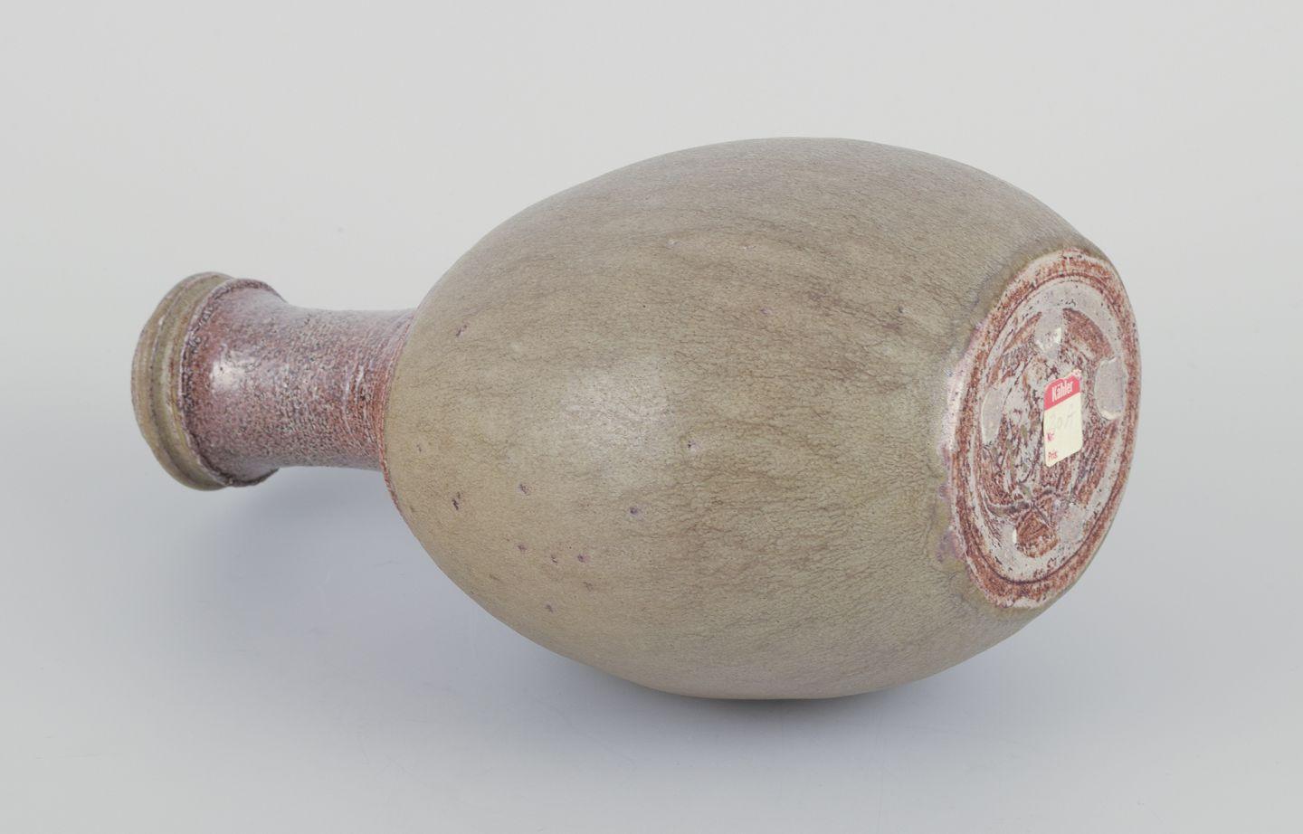 Fin du 20e siècle Nils Kähler pour Kähler. Vase en céramique à glaçure vert olive. Ca. 1970 en vente