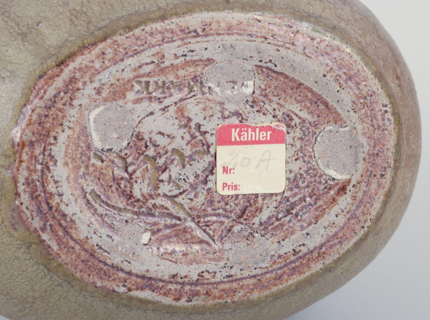 Céramique Nils Kähler pour Kähler. Vase en céramique à glaçure vert olive. Ca. 1970 en vente