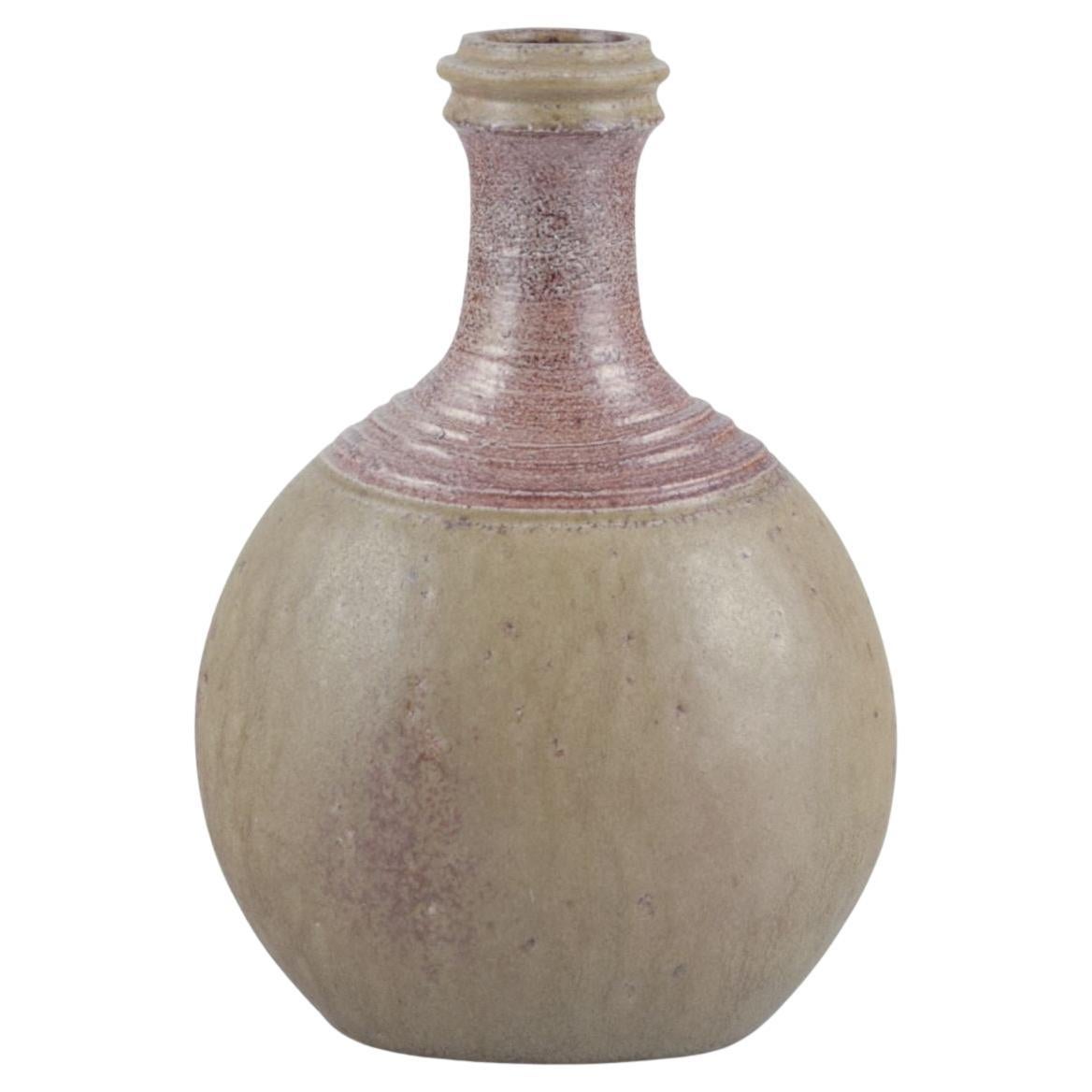 Nils Kähler per Kähler. Vaso in ceramica con smalto verde oliva. Ca. 1970