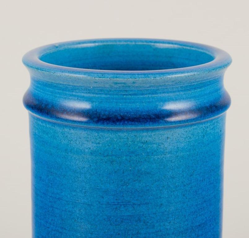 Nils Kähler for Kähler. 
Cylindrical ceramic vase. 
Azure glaze.
1960s/70s.
Perfect condition.
Signed.
Dimensions: Height 18.0 cm. x Diameter 10.0 cm.






