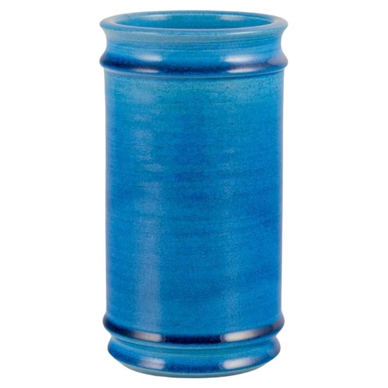 Nils Kähler per Kähler.  Vaso cilindrico in ceramica.  Smalto azzurro. Anni '60/70.