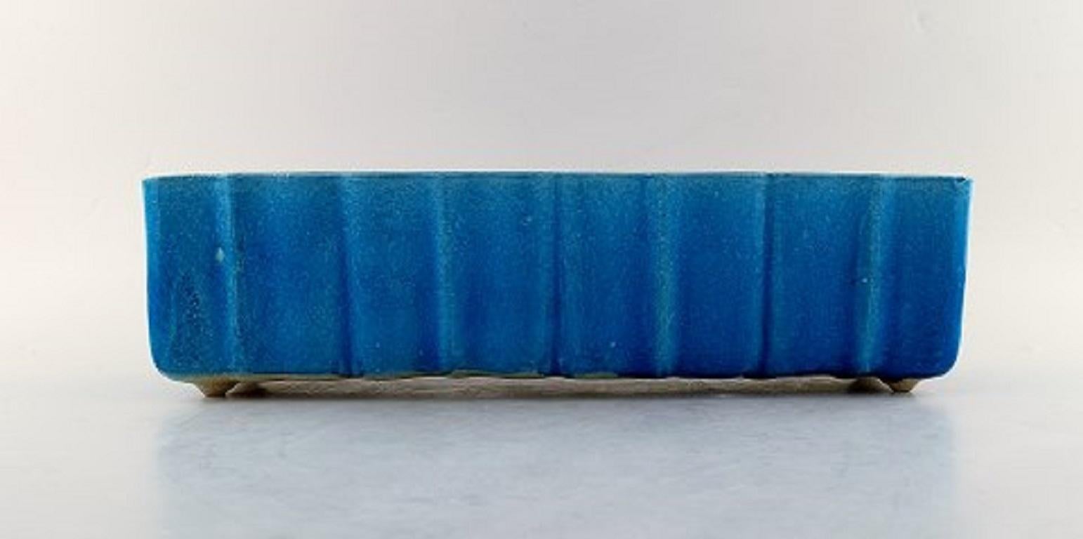 Nils Kähler für Kähler, Dänemark. Glasiertes Blumenbecken / Jardinière in schöner türkisfarbener Glasur, 1960er-1970er Jahre.
Maße: 38 x 10 x 10 cm.
Gestempelt.
In sehr gutem Zustand.