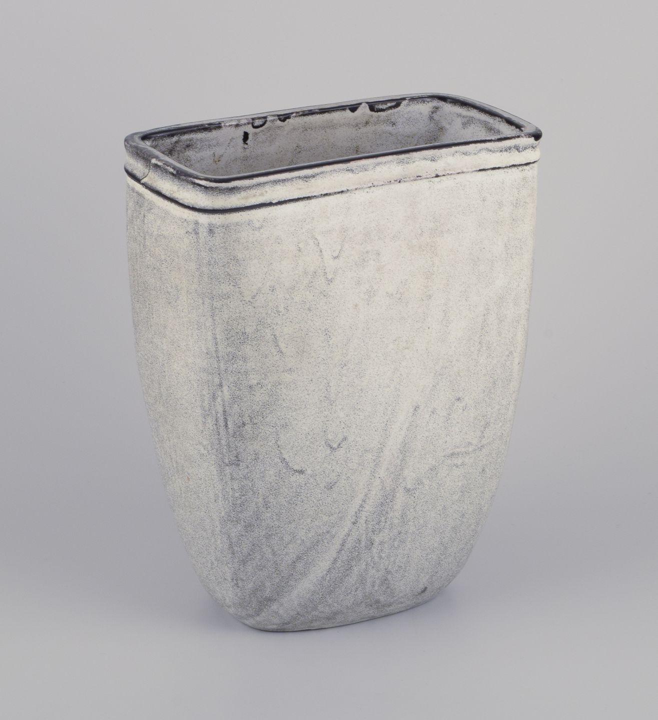Les produits d'occasion sont exonérés de droits d'importation pour les clients américains. 
Par conséquent, aucun droit d'importation ne s'appliquera à votre achat.

Nils Kähler pour Kähler, Danemark.
Grand vase carré en céramique. Double glaçure