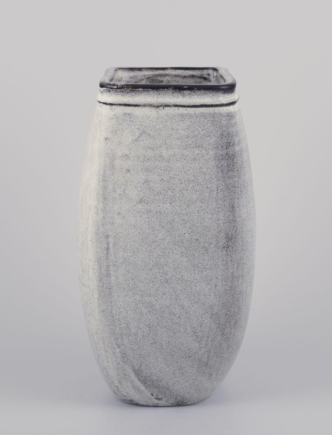 Nils Kähler pour Kähler, Danemark. Grand vase carré en céramique. 1960s Excellent état - En vente à Copenhagen, DK