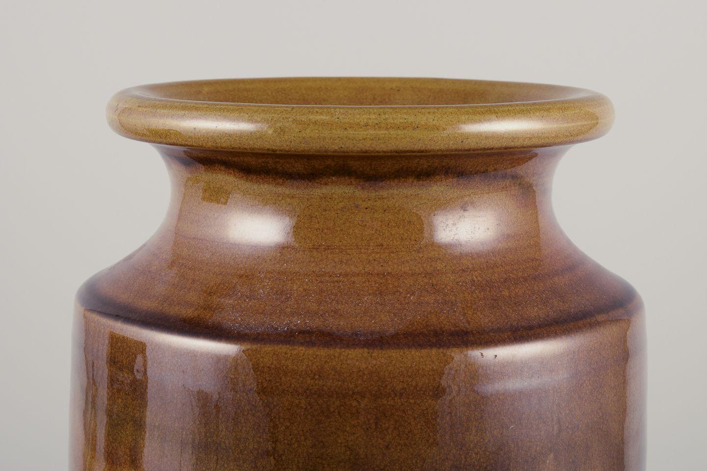 Scandinavo moderno Nils Kähler for Kähler, Denmark. Large ceramic vase with uranium-yellow glaze. in vendita