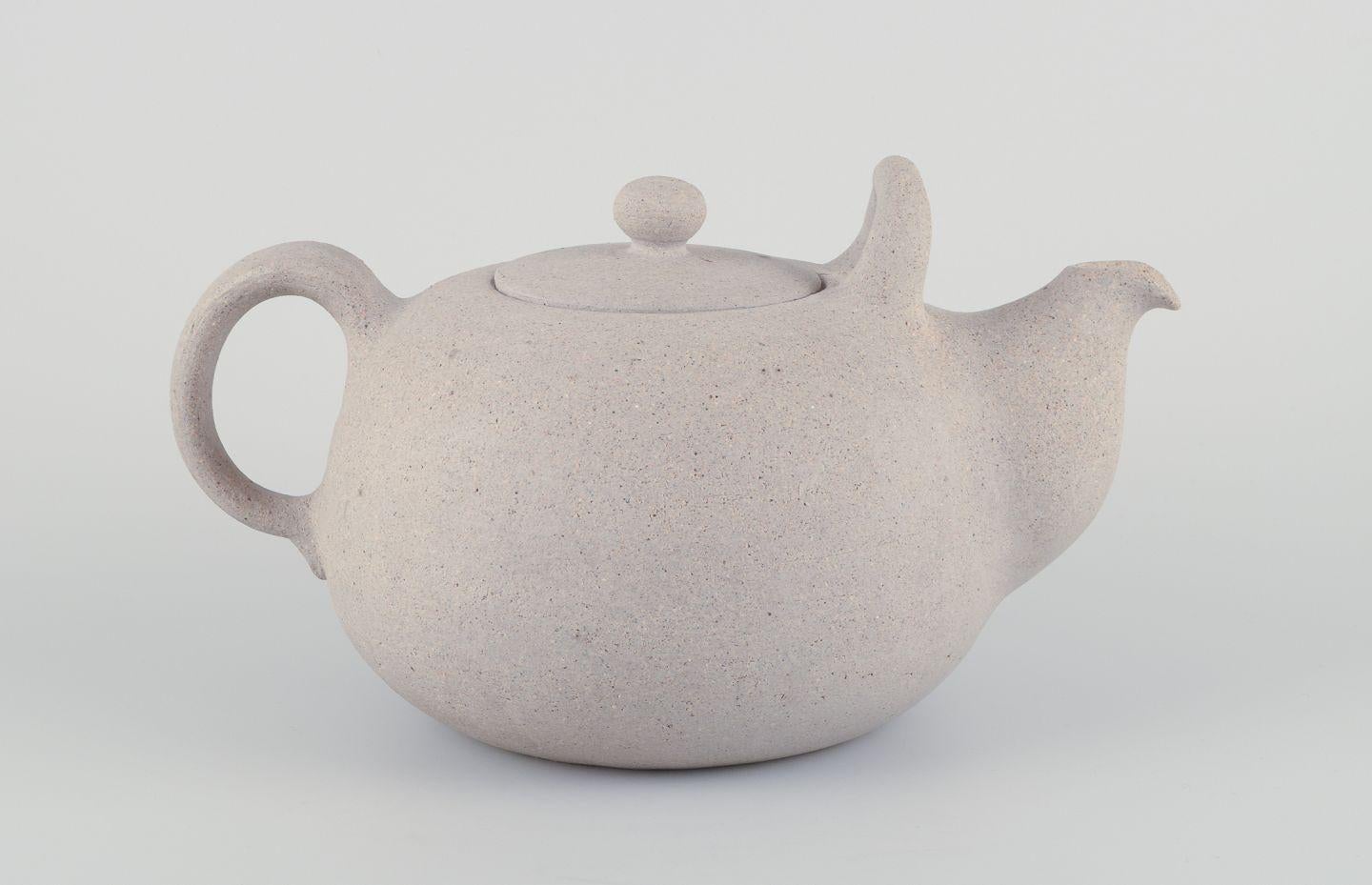 Danois Nils Kähler pour Kähler, Danemark. Grande théière en céramique non émaillée. Ca. 1970 en vente