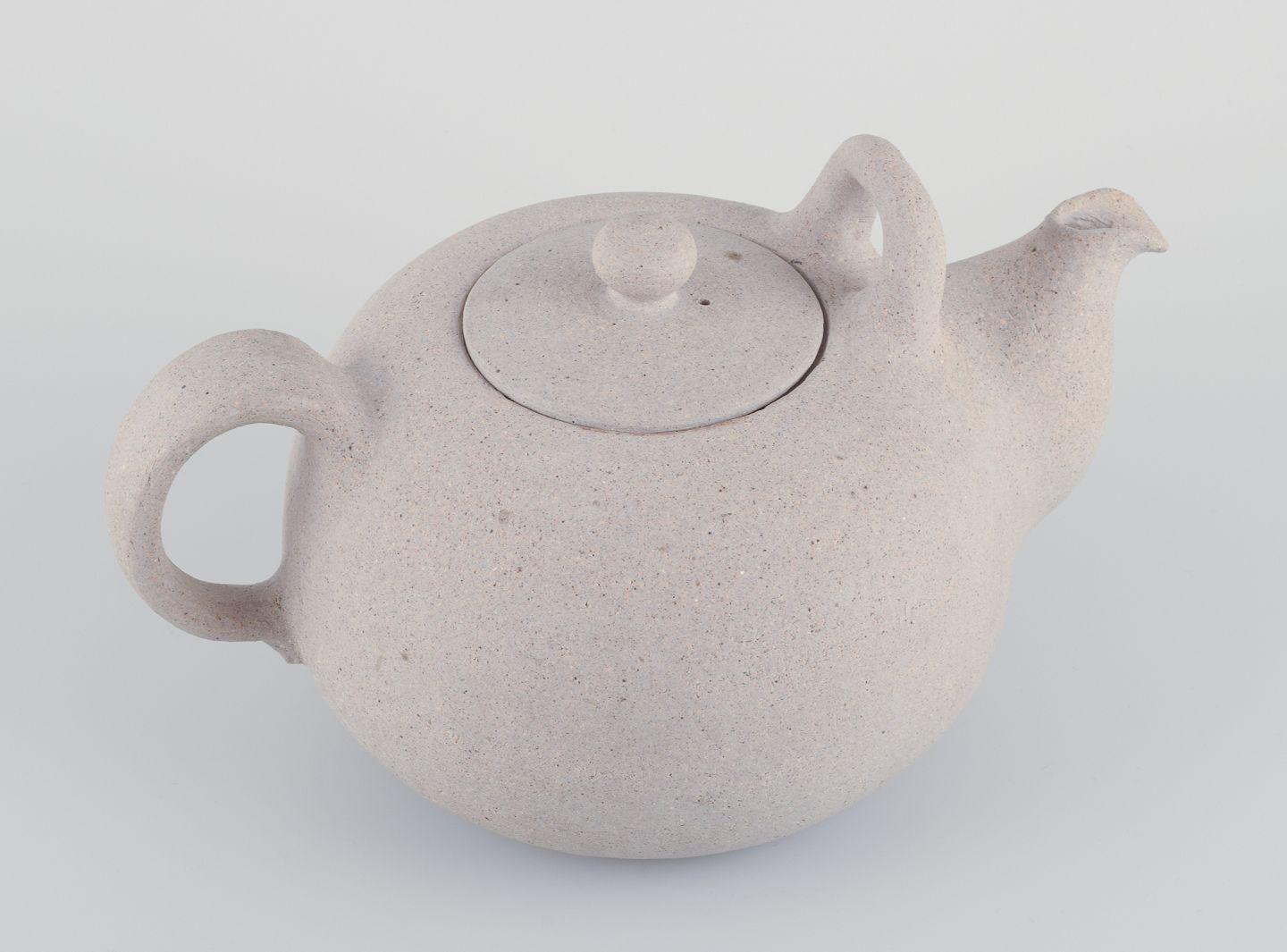 Vernissé Nils Kähler pour Kähler, Danemark. Grande théière en céramique non émaillée. Ca. 1970 en vente