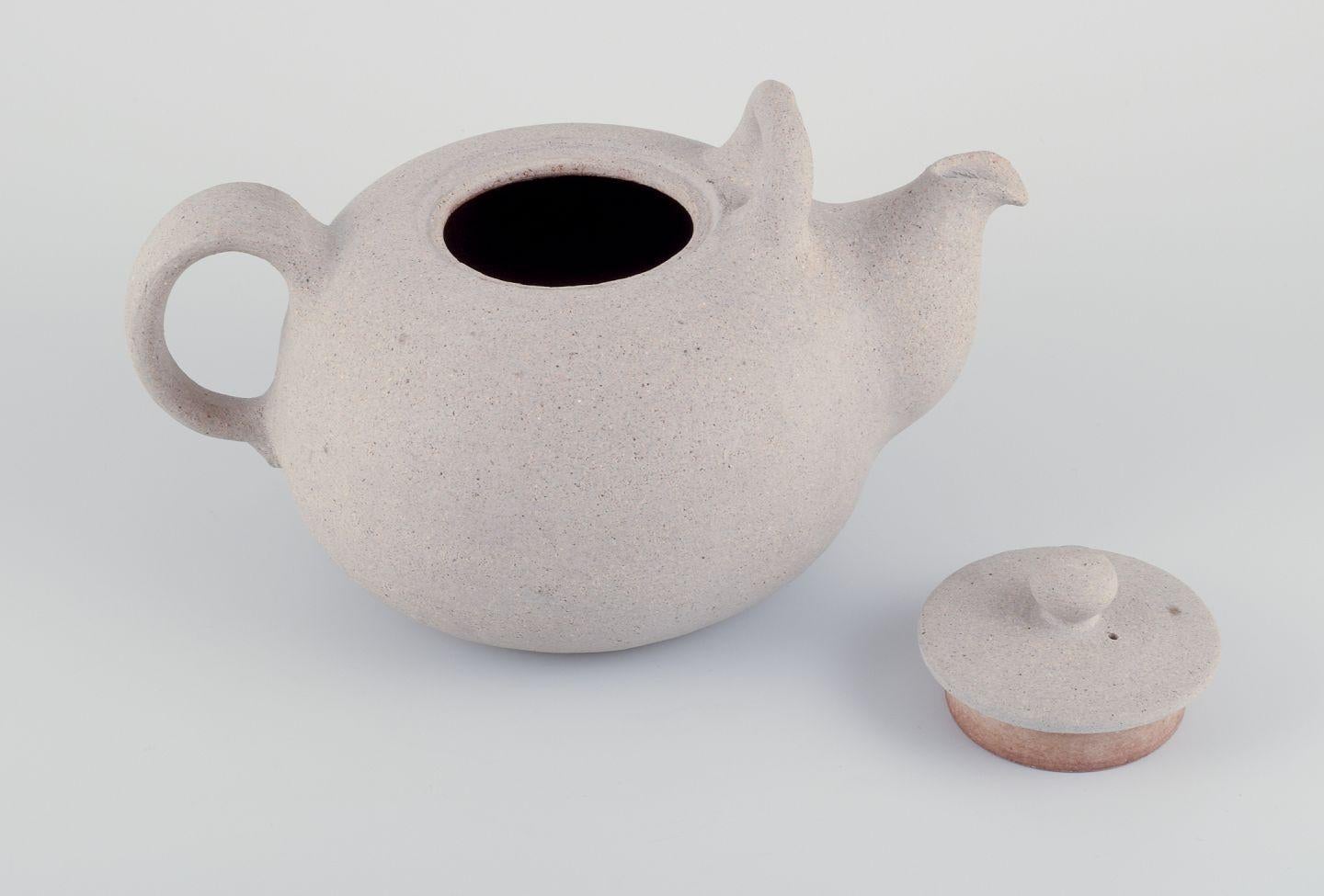 Nils Kähler pour Kähler, Danemark. Grande théière en céramique non émaillée. Ca. 1970 Excellent état - En vente à København, Copenhagen