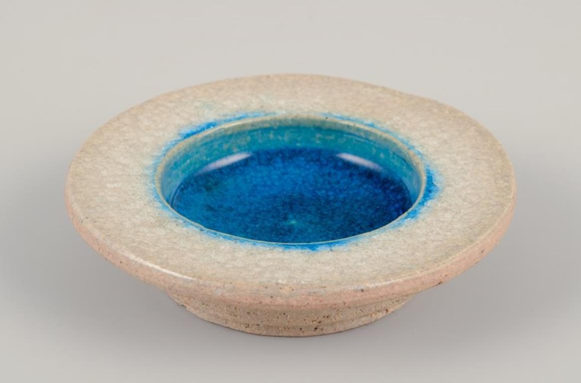 Nils Kähler (1906-1979) für Kähler. 
Vier kleine Keramikschalen. Teilweise unglasiert mit türkisfarbener Glasur. 
Von Hand glasiert.
Ungefähr 1970.
Gestempelt.
In perfektem Zustand.
Abmessungen: T 8,0 cm x H 2,0 cm - Die Abmessungen können leicht