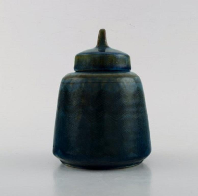 Nils Kähler for Kähler, HAK. Rare glazed lidded jar with sgraffito in beautiful turquoise glaze, 1960s.
Measures: 12.5 x 9.5 cm.
In very good condition.
Stamped.

  