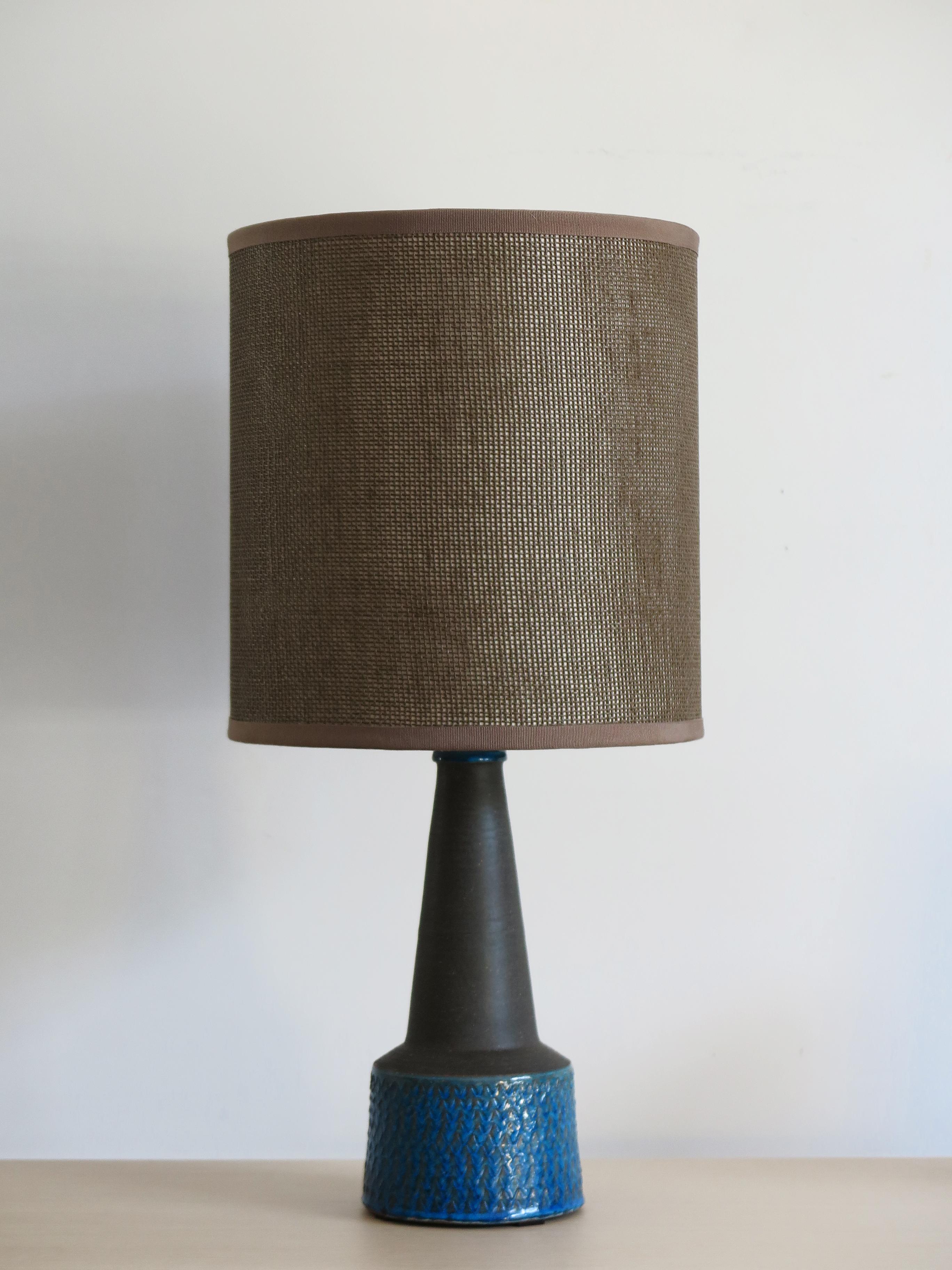 Midcentury Scandinavian table lamp lampshade with ceramic base designed by Nils Kähler for Kähler Hak and with lampshade remade in new cotton fabric, Denmarc 1950s.

Please note that the lamp is original of the period and this shows normal signs