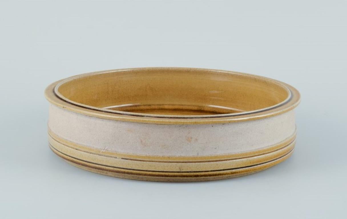 Nils Kähler pour Kähler. Grand bol en céramique au design moderniste.
Glace jaune uranium.
Ca. 1970.
En parfait état avec des craquelures naturelles.
Marqué.
Dimensions : Diamètre 25,0 cm x hauteur 6,0 cm.