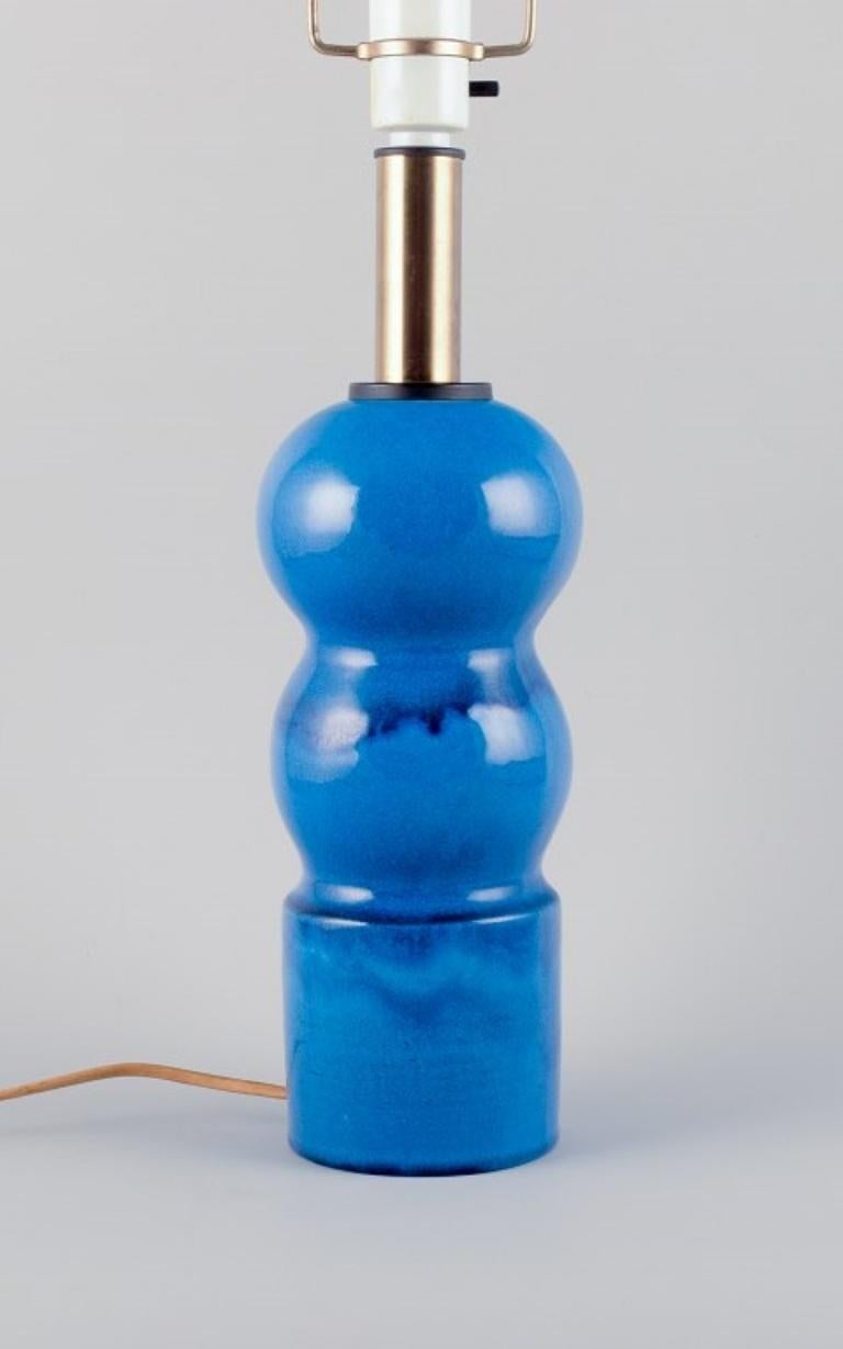 Danois Nils Kähler pour Kähler. Grande lampe de table en céramique décorée en glaçure turquoise. en vente