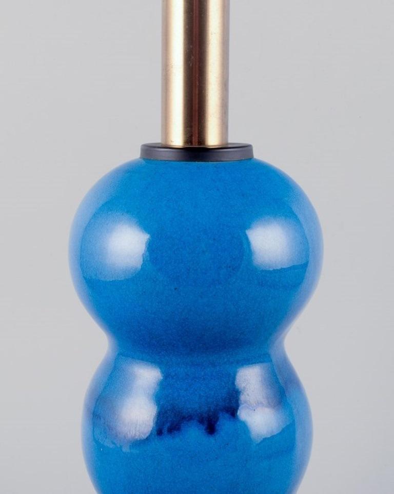 Vernissé Nils Kähler pour Kähler. Grande lampe de table en céramique décorée en glaçure turquoise. en vente