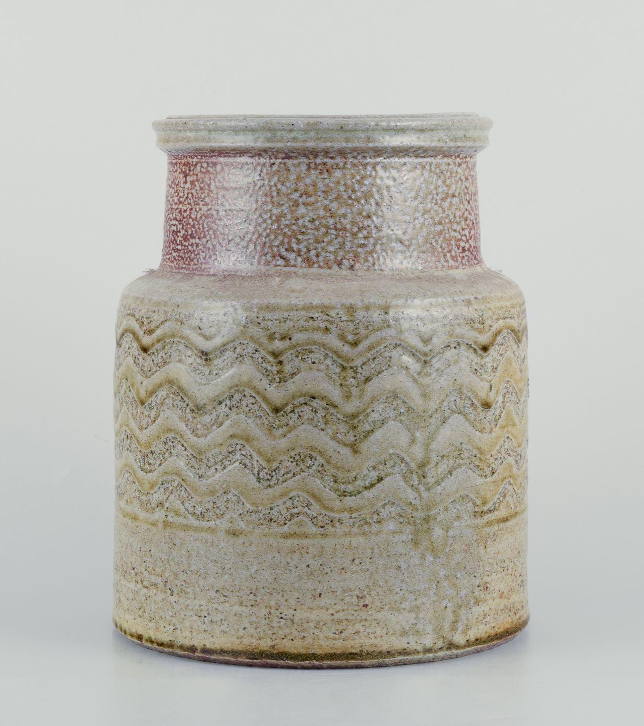 I prodotti usati sono esenti da dazi all'importazione per i clienti statunitensi. 
Pertanto, al tuo acquisto non saranno applicate tariffe di importazione.

Nils Kähler per Kähler.
Grande vaso in ceramica in stile modernista.
Smalto nei toni della
