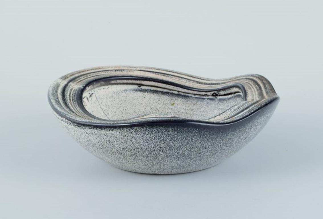 Nils Kähler for Kähler. Modernist ceramic bowl in black-gray double glaze.
Approximately 1970.
Stamped.
In perfect condition.
Dimensions: Diameter 17.2 cm x Height 4.5 cm.