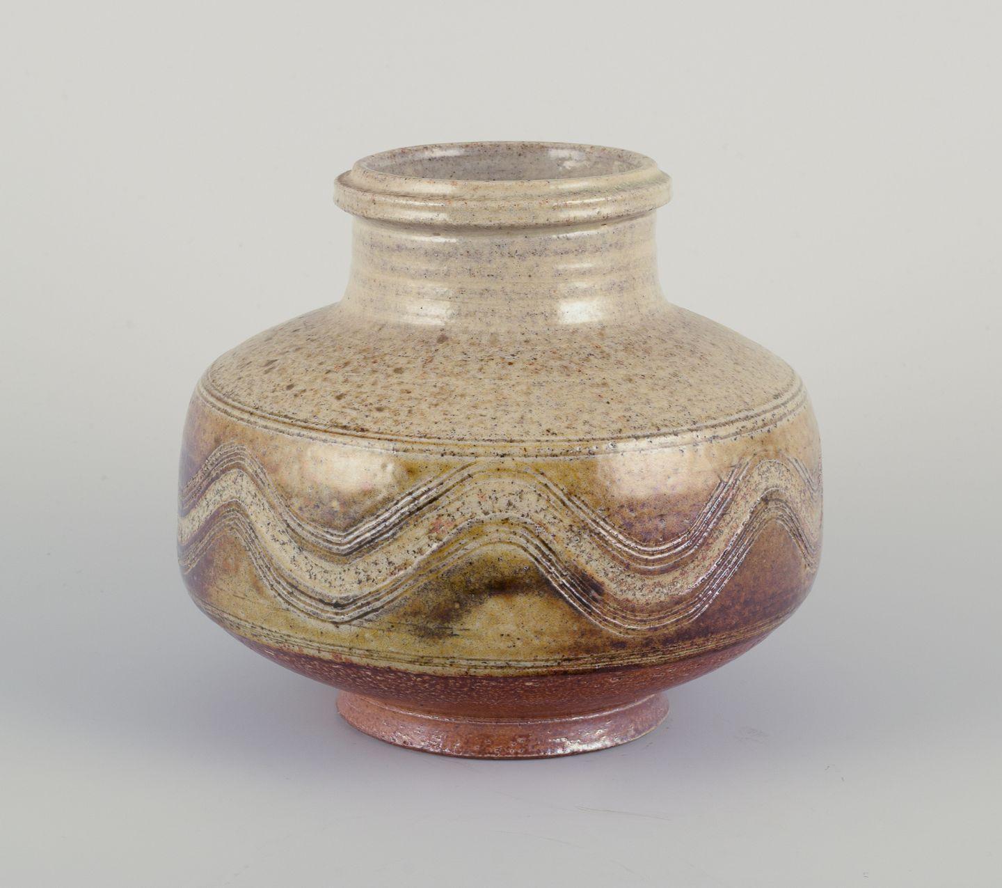 Pre-owned goods are exempt from import duties for U.S. customers. 
Therefore, no import tariffs will be applicable to your purchase.

Nils Kähler (1906-1979) for Kähler.
Modernist ceramic vase. Glaze in brown and sandy tones.
Shiny glaze.
Incised