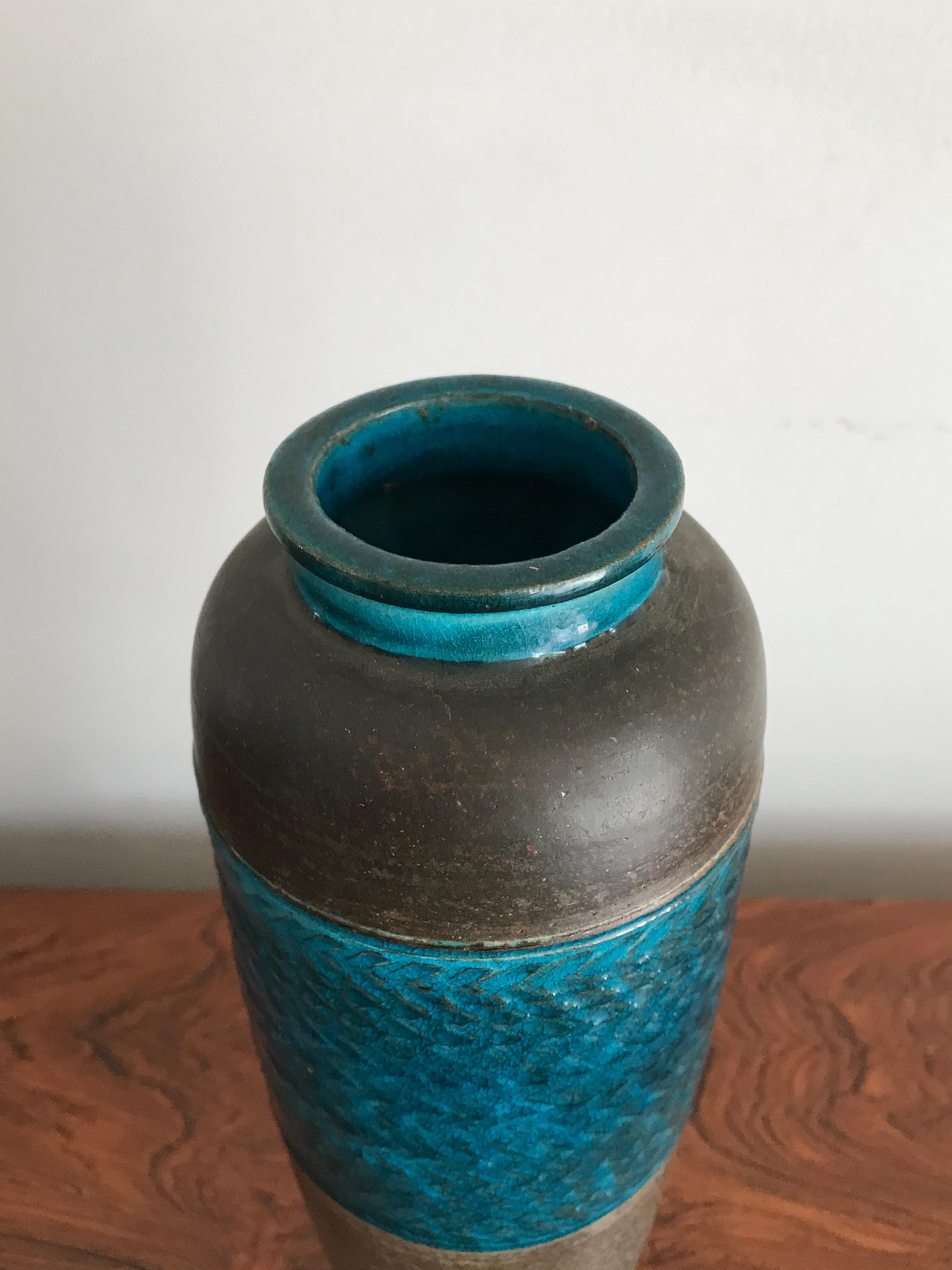 Scandinavian Mid-Century Modern design stoneware vase designed by Nils Kähler and manufactured by Kähler with manufacturer’s and designer’s mark engraved under the base, Denmark 1950s. 

Please note that the items is original of the period and