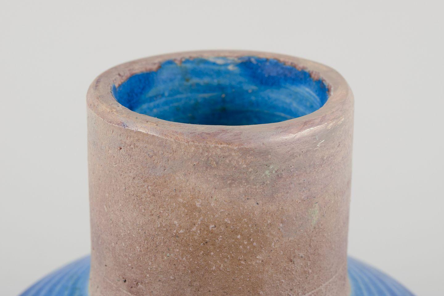 Scandinavo moderno Nils Kähler per Kähler. Vaso in gres. Smalto azzurro e collo non smaltato. in vendita