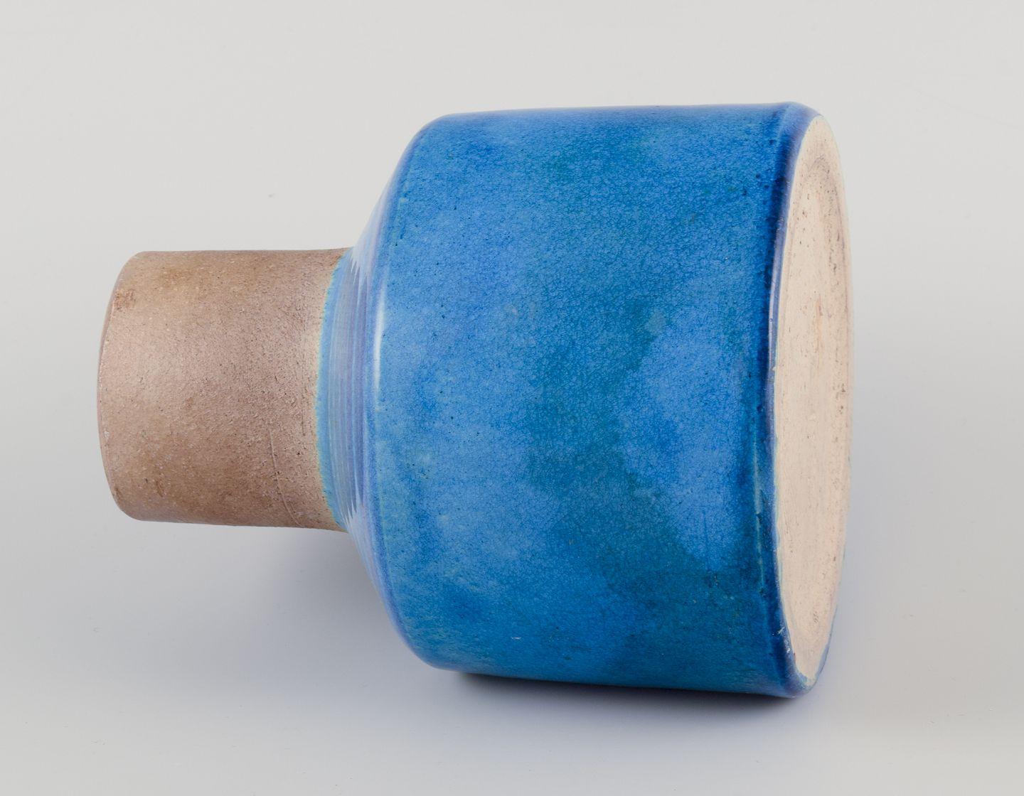Smaltato Nils Kähler per Kähler. Vaso in gres. Smalto azzurro e collo non smaltato. in vendita
