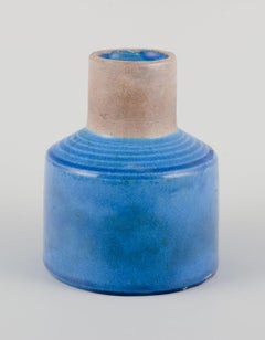 Nils Kähler per Kähler. Vaso in gres. Smalto azzurro e collo non smaltato.