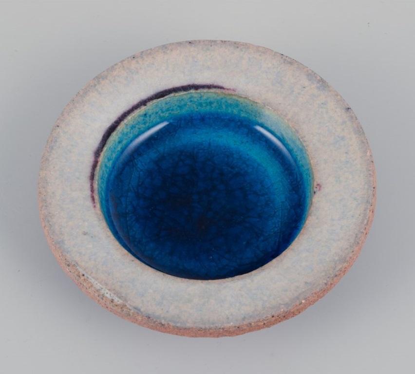 Nils Kähler for Kähler. Three ceramic bowls. Sand-colored and turquoise glaze. In Excellent Condition For Sale In Copenhagen, DK