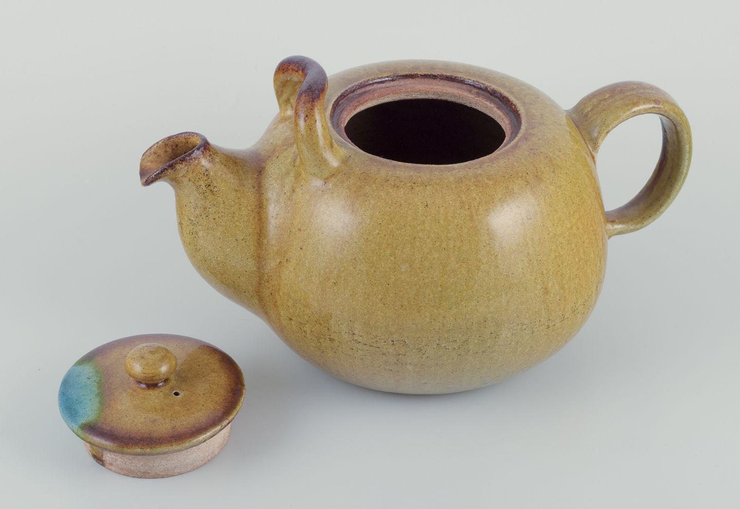 Scandinavo moderno Nils Kähler per Kähler. Teiera in ceramica molto grande. Smalto giallo uranio. in vendita