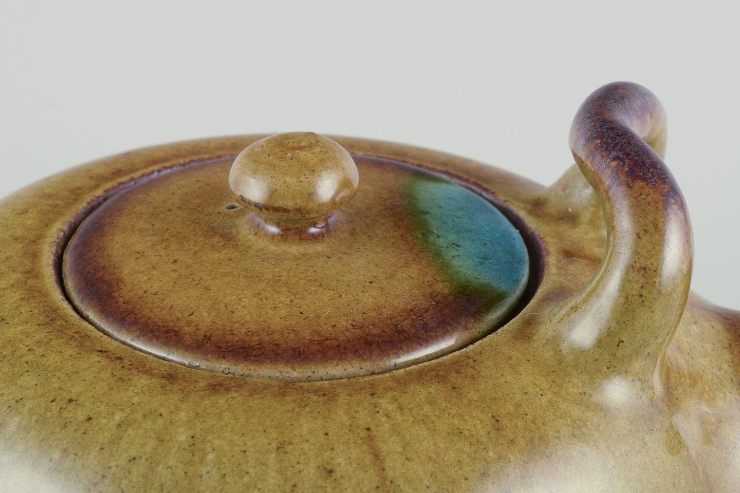 Nils Kähler per Kähler. Teiera in ceramica molto grande. Smalto giallo uranio. In condizioni ottime in vendita a Copenhagen, DK