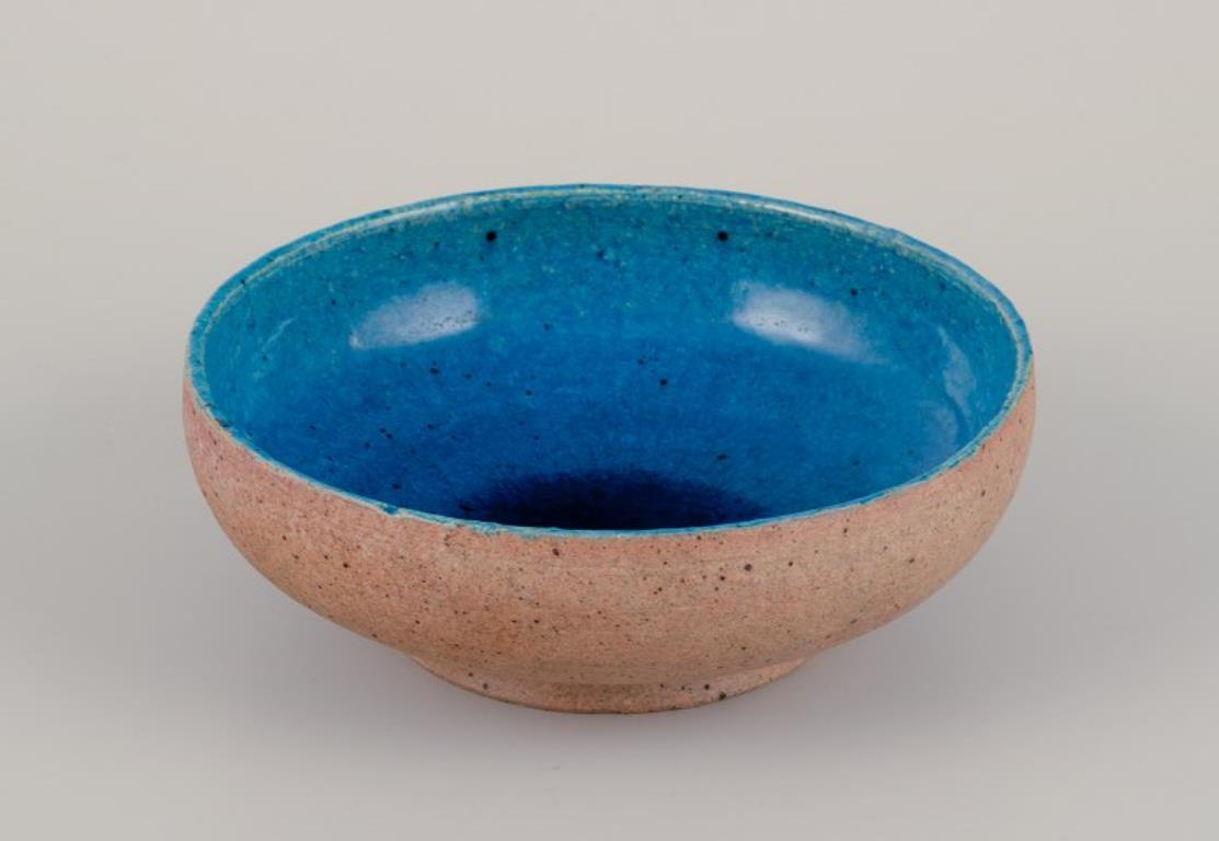 Nils Kähler (1906-1979) für Kähler. 
Zwei Keramikschalen. Teilweise unglasiert mit türkisfarbener Glasur.
Von Hand glasiert.
Ungefähr 1970.
Markiert.
In perfektem Zustand.
Groß: Durchmesser 14,5 cm x Höhe 5,0 cm.
Klein: Durchmesser 9,0 cm x Höhe 4,5