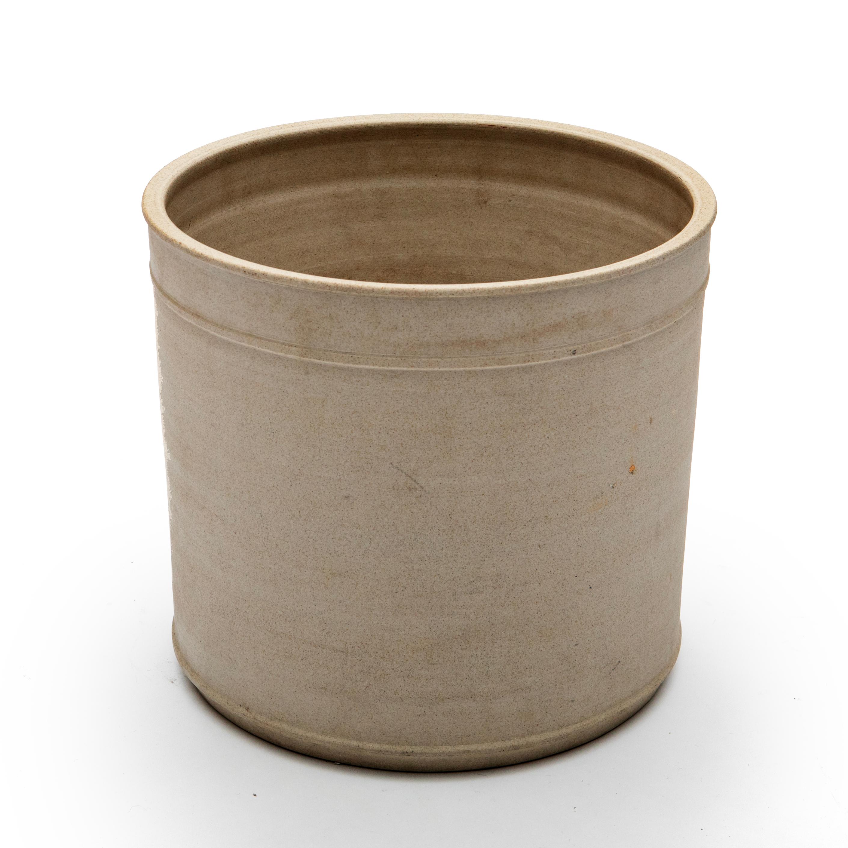 Nils Kähler
Grand bac à plantes en grès gris clair.
Hauteur : 33 cm  Diamètre : 33,5 cm.

Signé sur la base avec 
