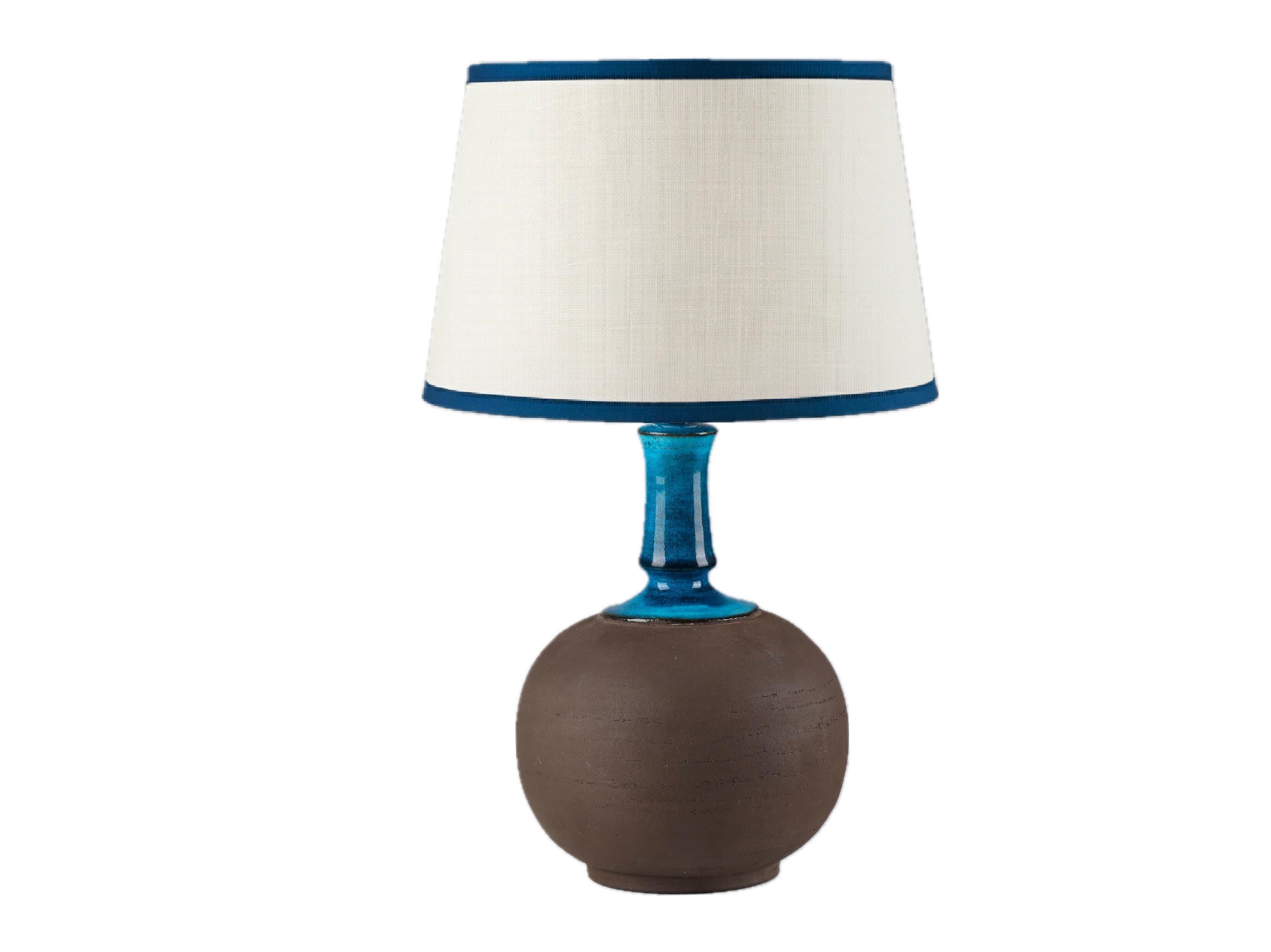 Lampada da tavolo in gres parzialmente smaltato blu con collo sottile e base rotonda
Firmato dal ceramista ed eseguito presso la fabbrica di Herman A. Kähler a Næstved, Danimarca. Firmato 