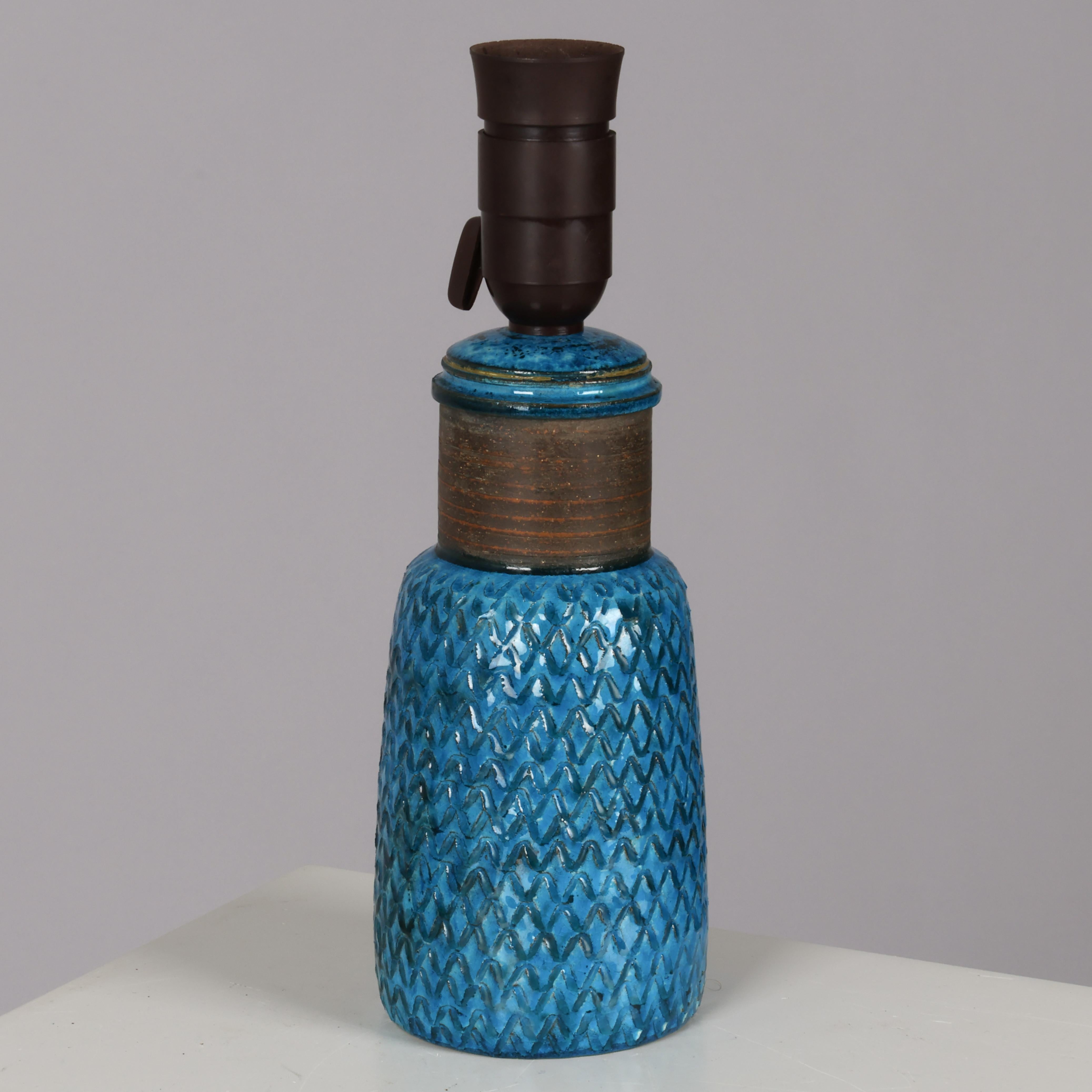 Lampe de table en grès partiellement émaillé bleu avec un col étroit et un motif en relief. Signé 