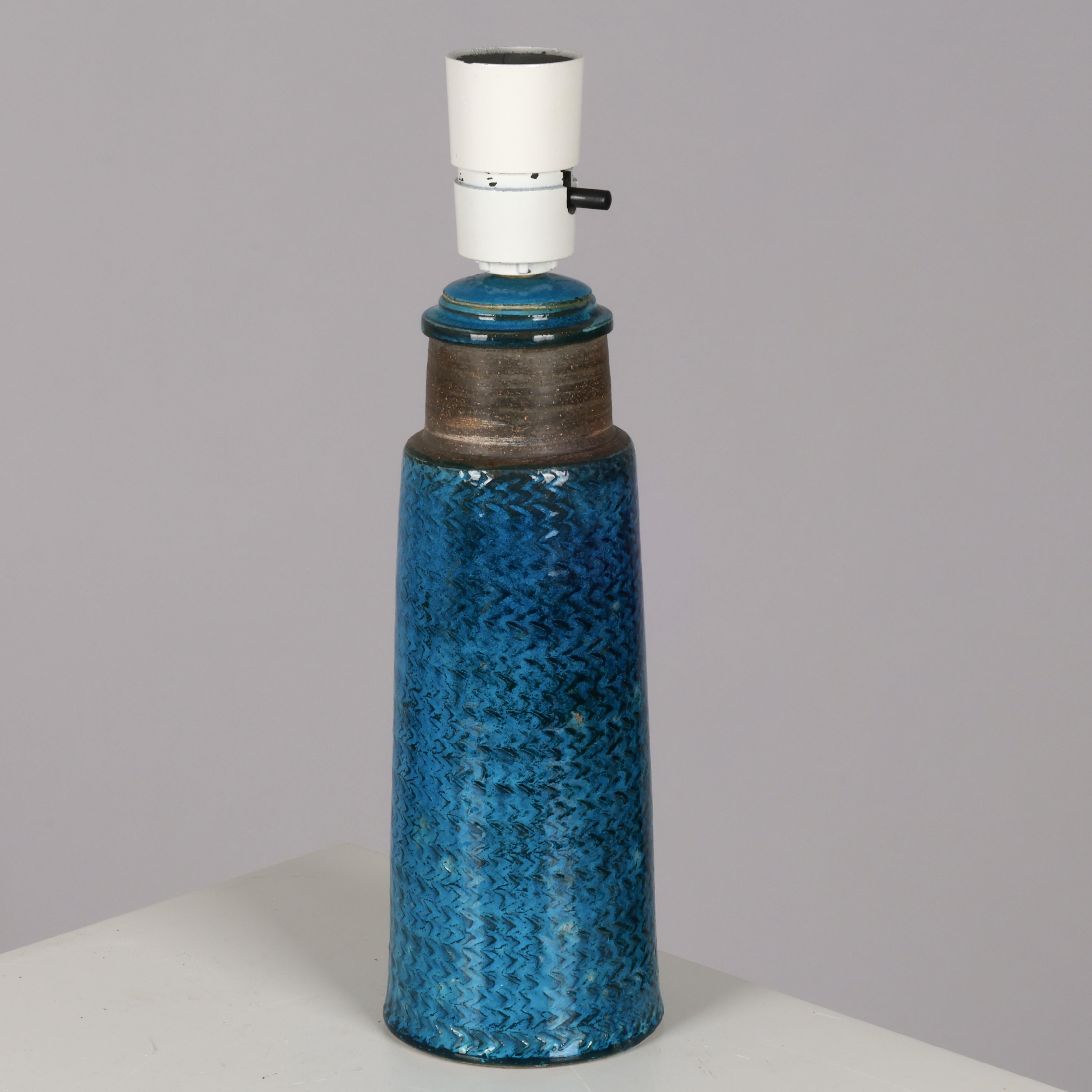 Lampe de table en grès partiellement émaillé bleu avec motif en relief. Signé 