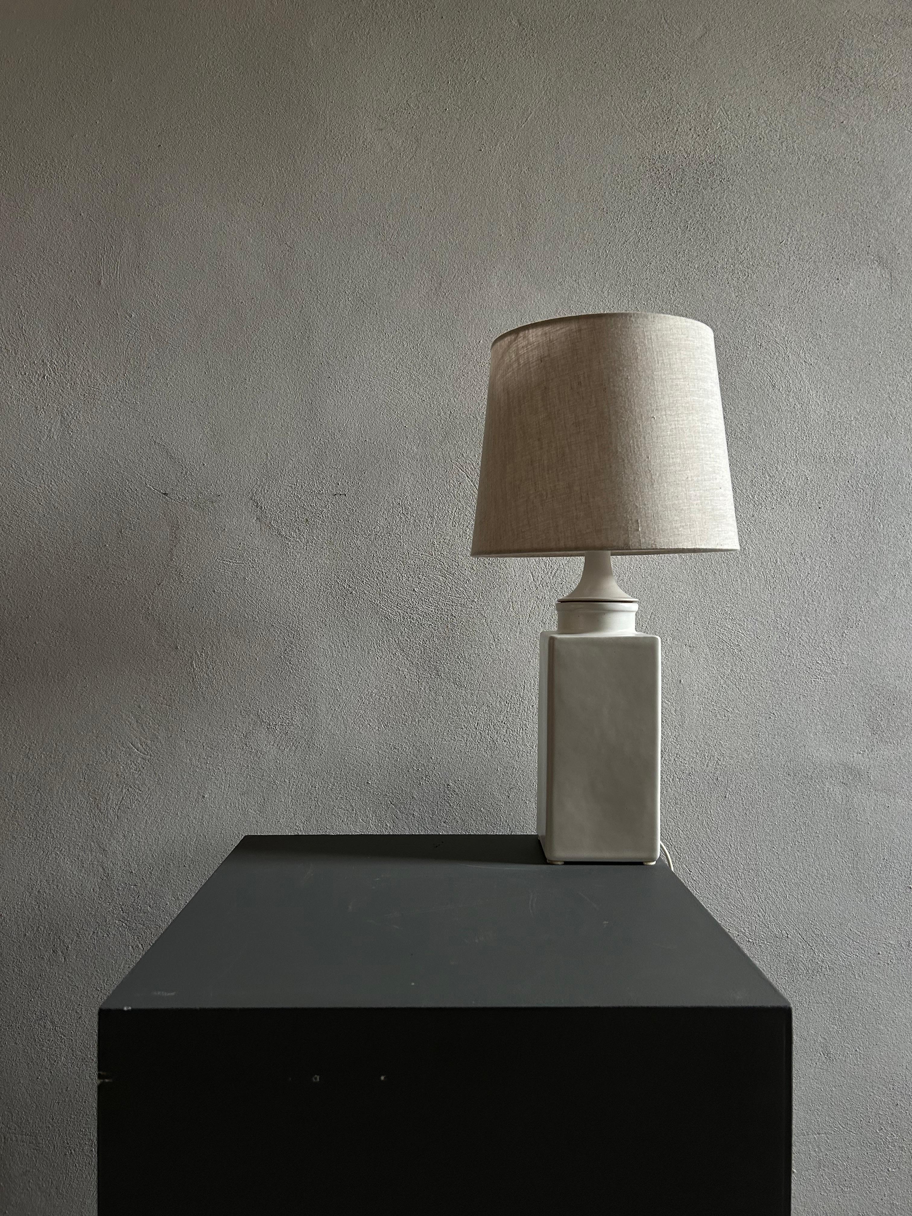 Danois Lampe de table Nils Kähler en céramique émaillée blanche, Danemark, années 1960 en vente